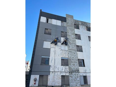 Tratamento de trincas e fiçuras mais a aplicação de tinta emborrachada 