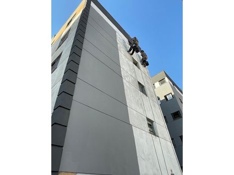 Aplicação de tinta emborrachada 